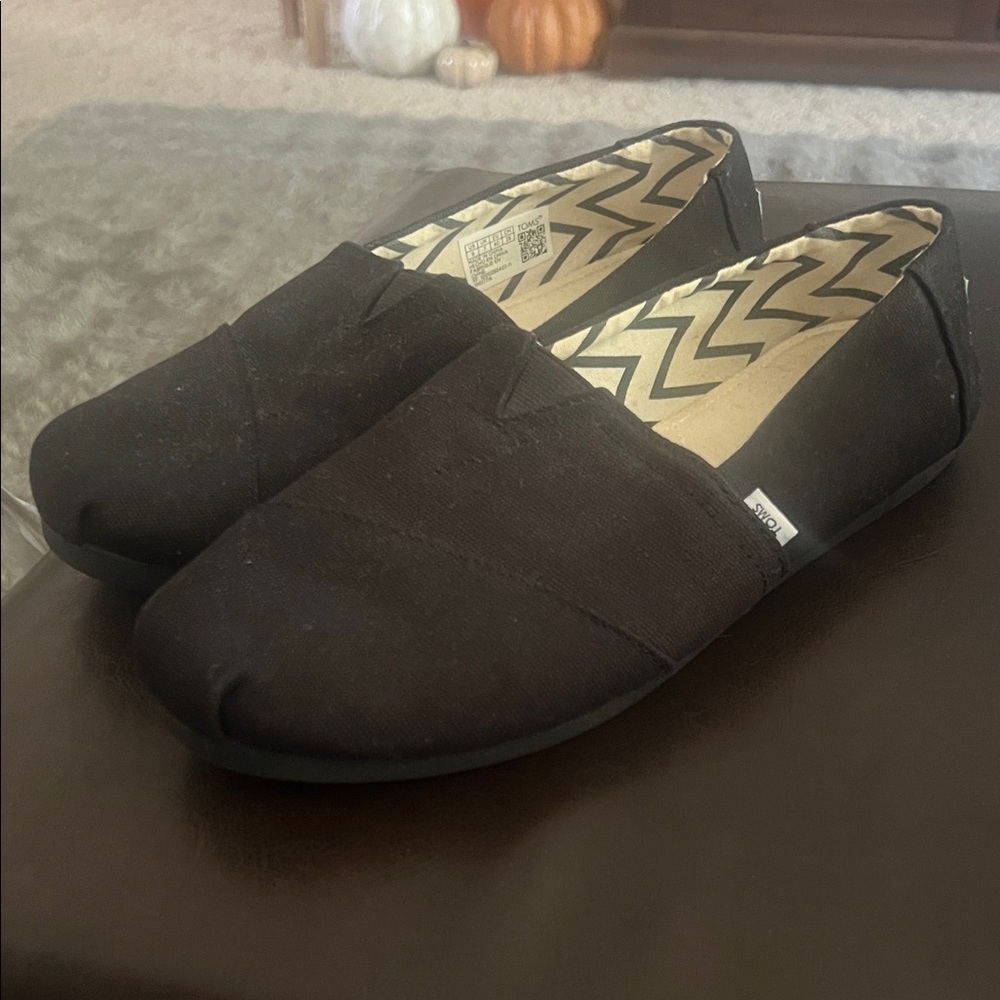 Toms Black and Cream Zigzag Pattern Shoes